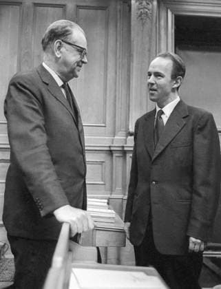 STOCKHOLM 1964-10-01 Sveriges Kommunistiska Partis (SKP) nya partiledare C.-H. Hermansson samtalar med Socialdemokraternas partiledare, statsminister Tage Erlander i riksdagen 1964. Stockholm Sverige x1902x *** STOCKHOLM 1964 10 01 The new leader of the Swedish Communist Party SKP, C H Hermansson, talks to the Social Democrats party leader, Prime Minister Tage Erlander, in the Riksdag 1964 Stockholm Sweden x1902x  Copyright: xOllexLindeborg TTxHISTORICALx CARL-HENRIK HERMANSSON o TAGE ERLANDE