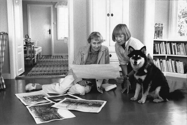 FURUSUND 1989 Författarinnan Astrid Lindgren t.v. tillsammans med tecknaren Ilon Wikland och finska lapphunden Sammeli granskar de teckningar till en kommande bok, i ett hus pa Furusund. Hunden Sammeli omnämns i Hon-böckerna. FURUSUND SVERIGE x50020x *** FURUSUND 1989 Author Astrid Lindgren left with cartoonist Ilon Wikland and Finnish Lapland dog Sammeli examining the drawings for a forthcoming book, in a house in Furusund Sammeli the dog is mentioned in her books FURUSUND SWEDEN x50020x  Copyright: xLEIFxRxJANSSONx xTTx LINDGREN-WIKLAND