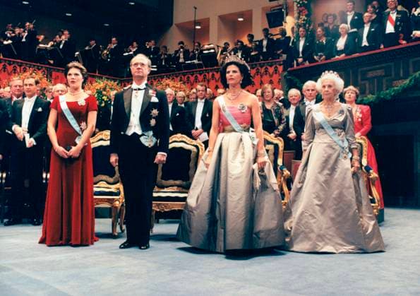 Stockholm 1995-12-10 Kronprinsessan Victoria, kung Carl XVI Gustaf, drottning Silvia och prinsessan Lilian vid Nobelprisutdelningen i konserthuset. Det är första gangen som kronprinsessan medverkar vid prisutdelningen. Stockholm Sverige ROY x50010x *** Stockholm 1995 12 10 Crown Princess Victoria, King Carl XVI Gustaf, Queen Silvia and Princess Lilian at the Nobel Prize ceremony at the Concert Hall This is the first time that the Crown Princess has attended the prize ceremony Stockholm Sweden ROY x50010x  Copyright: xJanerikxHenriksson Pica TTx NOBEL 1995 KONSERTHUSET