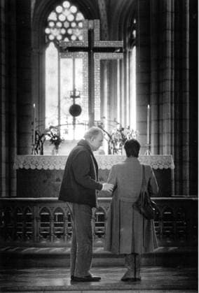 Uppsala 1985 09 12 Director Ingmar Bergman directs actress Harriet Andersson for a scene in Uppsala Cathedral in The Two Blessed Uppsala Sweden x20360x  Copyright: xAndersxHolmström TTx BERGMAN-ANDERSSON
