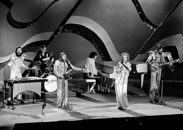 STOCKHOLM 1975-03-22 The Dutch pop group Teach-In. From left: Ard Weenink, Rudi Nijhuis, John Gaasbeek, Koos Versteeg, Getty Kaspers and Chris de Wolde sings the winning somng Ding-a-dong after winning the Eurovision Song Contest in Stockholm, Sweden, March 22 1975. STOCKHOLM SWEDEN x1001x *** STOCKHOLM 1975 03 22 The Dutch pop group Teach In From left Ard Weenink, Rudi Nijhuis, John Gaasbeek, Koos Versteeg, Getty Kaspers and Chris de Wolde sings the winning somng Ding a dong after winning the Eurovision Song Contest in Stockholm, Sweden, March 22 1975 STOCKHOLM SWEDEN x1001x  Copyright: xJanxCollsioox xTTx x EUROVISION 1975