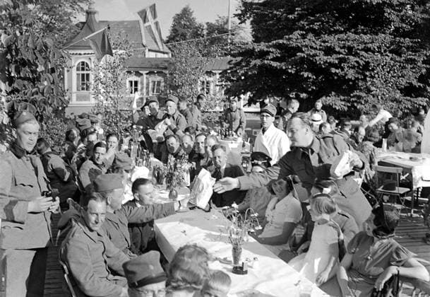 ARKIV 1940 Försvarsorganisationen Landstormen midsommarfestar pa Lidingöbro värdshus Stockholm Sverige x1900x *** Archive 1940 The Swedish Armed Forces Landstorm midsummer party at Lidingöbro inn Stockholm Sweden x1900x  Copyright: xTTxHISTORICALx LANDSTORMEN