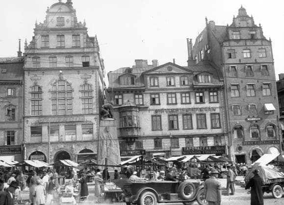 ARKIV 1929 Kornhamnstorg i Gamla Stan med Christian Erikssons Bagspännaren . Bilden publicerad i boken Perspektiv pa Stockholm . STOCKHOLM SVERIGE PB-KOD:194 x194x *** ARCHIVE 1929 Kornhamnstorg in the Old Town with Christian Erikssons Bagspännaren Image published in the book Perspektiv pa Stockholm STOCKHOLM SVERIGE PB KOD 194 x194x  Copyright: xTTx KORNHAMNSTORG