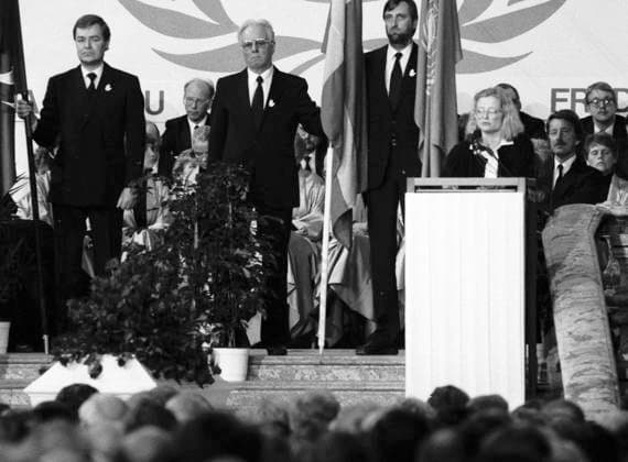 STOCKHOLM 860315 : SSU-ordföranden Anna Lindh talar vid Olof Palmes begravning den 15 mars 1986. STOCKHOLM SVERIGE x1001x *** STOCKHOLM 860315 SSU President Anna Lindh speaks at Olof Palmes funeral on 15 March 1986 STOCKHOLM SWEDEN x1001x  Copyright: xJanxCollsiöö TTx OLOF PALMES BEGRAVNING