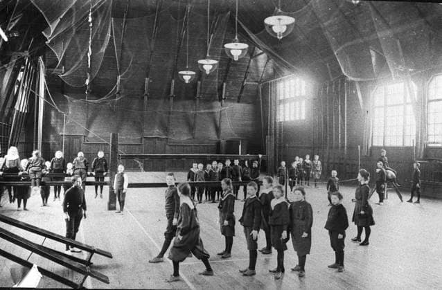 ARKIV 1907 Gymnastiklektion i idrottshuset vid Djursholm Slott. Byggnaden restes troligen pa Stockholmsutställningen 1897 och flyttades sedan till Djursholm. Läraren till höger pa bilden är fröken von Bahr. Gymnastiksalen brann i samband med att den skulle rivas i slutet pa 1950-talet. DJURSHOLM SVERIGE PB-KOD:194 x194x *** ARCHIVE 1907 Gymnastics lesson in the sports hall at Djursholm Castle The building was probably erected at the Stockholm Exhibition in 1897 and then moved to Djursholm The teacher on the right in the picture is Miss von Bahr The gymnastics hall burnt down when it was demolished in the late 1950s DJURSHOLM SWEDEN PB KOD 194 x194x  Copyright: xTTx SKOLGYMNASTIK