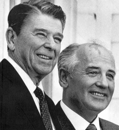 SEKLET-POLITIK-80 USA:s president Ronald Reagan och sovjetledaren Michail Gorbatjov ler i kapp mot omvärlden efter det förberedande toppmötet i Reykjavik 1986. REYKJAVIK ISLAND x450x *** SECRET POLITICS 80 US President Ronald Reagan and Soviet leader Mikhail Gorbachev smile at the world after the preparatory summit in Reykjavik in 1986 REYKJAVIK ISLAND x450x  Copyright: xUPIx