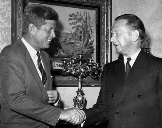 Senator John F Kennedy träffar FN:s generalsekreterare Dag Hammarskjöld NEW YORK UNITED STATES x190x