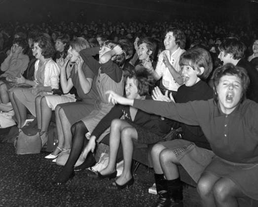 ARKIV -19631115 Skrikande fans pa konsert med The Beatles i Plymouth, England. PLYMOUTH GREAT BRITAIN x450x *** ARCHIVE 19631115 Screaming fans at The Beatles concert in Plymouth, England PLYMOUTH GREAT BRITAIN x450x  Copyright: xUPIx SKRIKANDE FANS