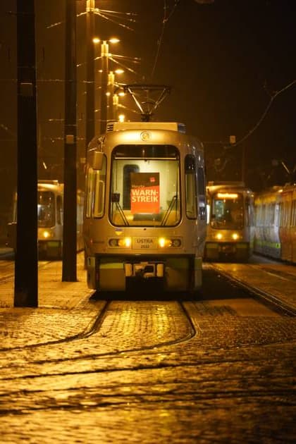 News Themen der Woche KW08 News Bilder des Tages Streikwelle: In Hannover stehen den ganzen Tag Busse und Bahnen still Um ihren Forderungen Nachdruck zu verleihen wird heute seit 03:00 Uhr die Üstra in ganz Hannover bestreikt. Es fahren bis zum heutigen Betriebsschluss keine Busse oder Stadtbahnen. Der S-Bahn Verkehr sowie Regionalbahnen sind dagegen nicht betroffen. Die Gewerkschaft Ver.di fordert ein Einkommens-plus von 10,5 Prozent, mindestens aber 500 Euro mehr Lohn für die Beschäftigten des öffentlichen Dienstes. ÖPNV-Nutzer sollten an diesem Tag auf andere Verkehrsmittel ausweichen und auf nicht unbedingt notwendige Fahrten verzichten, hieß es von der Üstra. Die zweite Runde der Tarifverhandlungen finden am 22. und 23. Februar 2023 in Potsdam statt. Hannover Niedersachsen De Copyright: xMartinxDziadekx