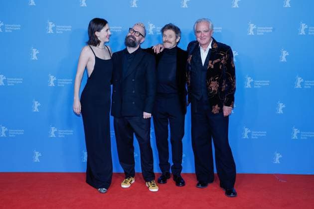 Entertainment Themen der Woche KW08 Entertainment Bilder des Tages Eliza Stuyck, Vasilis Katsoupis, Willem Dafoe und Gene Bervoets bei der Ankunft der Panorama Premiere INSIDE während der Berlinale am 20.02.23 in Berlin Inside Premiere - Berlinale *** Eliza Stuyck, Vasilis Katsoupis, Willem Dafoe and Gene Bervoets at the arrival of the Panorama Premiere INSIDE during the Berlinale on 20 02 23 in Berlin Inside Premiere Berlinale