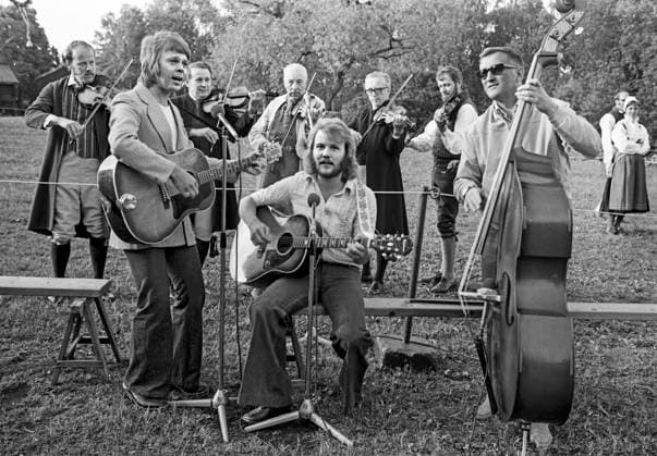 STOCKHOLM 1971-06-25 Björn Ulvaeus (t. h.) och Benny Andersson (mitten) spelar gitarr i TV-programmet Gammeldans fran Bollnästorget i samband med firande av midsommarafton pa Skansen i Stockholm 25:e juni 1971. Stockholm Sverige x190x *** STOCKHOLM 1971 06 25 Björn Ulvaeus on the right and Benny Andersson in the middle playing guitar in the TV programme Gammeldans from Bollnästorget in connection with the celebration of Midsummers Eve at Skansen in Stockholm 25th June 1971 Stockholm Sweden x190x  Copyright: xFreddyxLindström TTx BJÖRN OCH BENNY PA SKANSEN