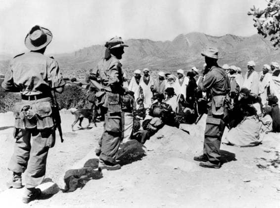 ALGERIET 1955. Oroligheter. Franska främlingslegionärer undersöker en grupp nomader i södra Algeriet. ALGERIET x190x *** ALGERIA 1955 Riots French Foreign Legionnaires investigate a group of nomads in southern Algeria ALGERIA x190x  Copyright: xPressensxBild TTx INBÖRDESKRIG
