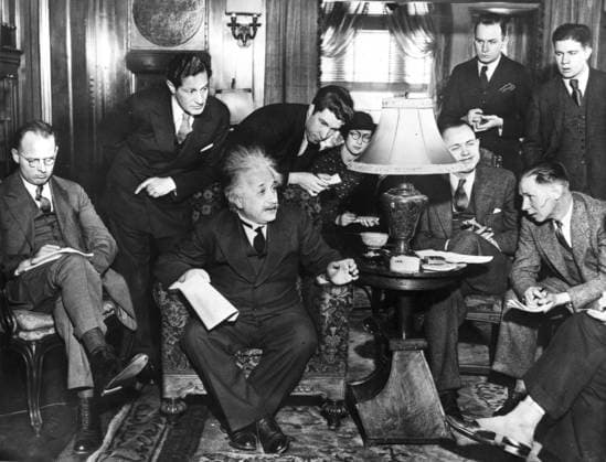 SEKLET-VETENSKAP-30 Professorn och nobelpristagaren i fysik, Albert Einstein, underhaller en samling amerikanska journalister. Einstein emigrerade till USA 1932 när judeförföljelserna började i Tyskland. 1934 frantogs han sitt tyska medborgarskap pa grund av hans judiska börd. PRINCETOWN UNITED STATES PB-KOD: 194 x194x *** SECRET SCIENCE 30 Professor and Nobel Prize winner in physics, Albert Einstein, entertains a collection of American journalists Einstein emigrated to the United States in 1932 when the persecution of Jews began in Germany In 1934 he was stripped of his German citizenship because of his Jewish heritage PRINCETOWN UNITED STATES PB KOD 194 x194x  Copyright: xPressensxBildx ALBERT EINSTEIN