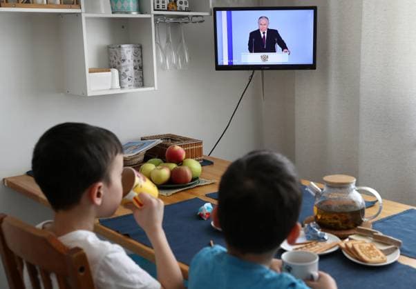 News Themen der Woche KW08 Russia Putin Federal Assembly Address Broadcast 8374748 21.02.2023 Children watch a television broadcast of Russian President Vladimir Putin s annual address to the Federal Assembly at their home, in Moscow, Russia. Anton Denisov Sputnik Moscow Russia  Copyright: xAntonxDenisovx