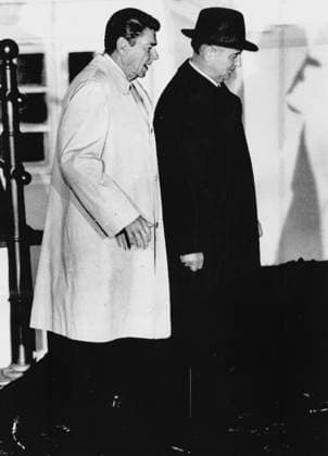 SEKLET-POLITIK-80 Sovjetledaren Michail Gorbatjev och amerikas president Ronald Reagan lämnar Reykavijk efter tva dagars samtal utan nagra konkreta resultat men mötet ses ända som en början pa nedrustningen. ** F-BILD ** x450x *** SECRET POLITICS 80 Soviet leader Mikhail Gorbachev and US President Ronald Reagan leave Reykavijk after two days of talks without any concrete results, but the meeting is still seen as the beginning of disarmament FIGURE x450x  Copyright: xUPIx SEK80TOPPMÖTE