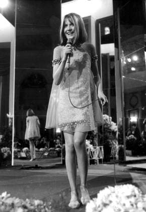 SCANPIX SWEDEN, 1967. Eurovisionsschlagerfestivalen 1967 i Wien, Österrike. BILDEN: Det vinnande bidraget Puppet on a string, fran England framförs av den skolösa Sandie Shaw . Barfota. x20360x *** SCANPIX SWEDEN, 1967 Eurovision Song Contest 1967 in Vienna, Austria PICTURE The winning entry Puppet on a string, from England, performed by the truant Sandie Shaw Barfota x20360x  Copyright: xTTx 20360