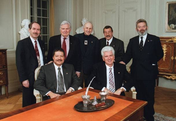 STOCKHOLM 991209 Pa torsdagskvällen samlades 1999 ars Nobelpristagare och dessutom en pristagare fran förra aret för en traditionell gruppbild pa Börshuset i Stockholm. Staende fran vänster Gerardus t Hooft, Holland (fysik), Robert A Mundell, Kanada (ekonomi), 1998 ars kemipristagare Walter Kohn, USA, Günter Grass, Tyskland (litteratur) och Martinus J.G. Veltman, Holland (fysik). Sittande fran vänster Ahmed H. Zewail, Egypten USA (kemi) och Günter Blobel, Tyskland (medicin) STOCKHOLM SVERIGE x1030x *** STOCKHOLM 991209 On Thursday evening, the 1999 Nobel Prize winners and also a laureate from last year gathered for a traditional group photo at the Stockholm Stock Exchange Standing from left Gerardus t Hooft, Holland  Copyright: xJonasxEkströmerx NOBEL 1999 PRISTAGARE