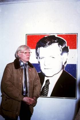SCANPIX SWEDEN, 1987. Andy Warhol, popkonstens mästare. Bilden är porträtt pa konstnären framför sitt konstverk av Kennedy. Konstnär x20360x *** SCANPIX SWEDEN, 1987 Andy Warhol, the master of pop art The image is a portrait of the artist in front of his artwork by Kennedy Artist x20360x  Copyright: xTTx 20360