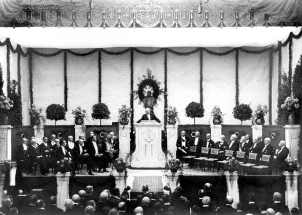 STOCKHOLM1922-12-10 Nobelpriset 1922. Prisutdelningen i Musikaliska Aklademien. Da bl.a. Niels Bohr fick Nobelpriset i fysik och Fritjof Nansen Nobels fredspris. STOCKHOLM SVERIGE x20360x *** STOCKHOLM1922 12 10 Nobel Prize 1922 Award ceremony in the Academy of Music Where Niels Bohr received the Nobel Prize in Physics and Fritjof Nansen the Nobel Peace Prize STOCKHOLM SWEDEN x20360x  Copyright: xTTx NOBEL 1922 MUSIKALISKA AKADEMIEN