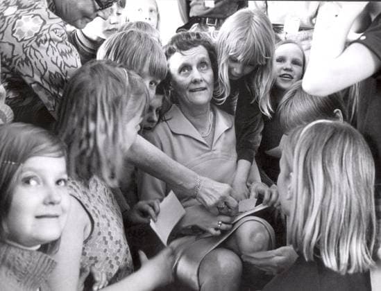 SCANPIX SWEDEN, 1969-05-08. Astrid Lindgren, barnboksförfattarinna. Här sittande pa huk omgiven av barn. Författare x20360x *** SCANPIX SWEDEN, 1969 05 08 Astrid Lindgren, author of childrens books Seated here surrounded by children Author x20360x  Copyright: xTTx 20360