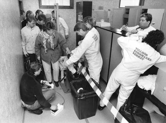 The remediation team at Forsmark under the leadership of Eero Mattilainen on the floor measures for radioactivity on the employees clothes in connection with a suspected leakage of radioactive radiation from one of Forsmark s nuc  Copyright: xIngvarxKarmhed SvD TTx FORSMARK-CHERNOBYL 1986
