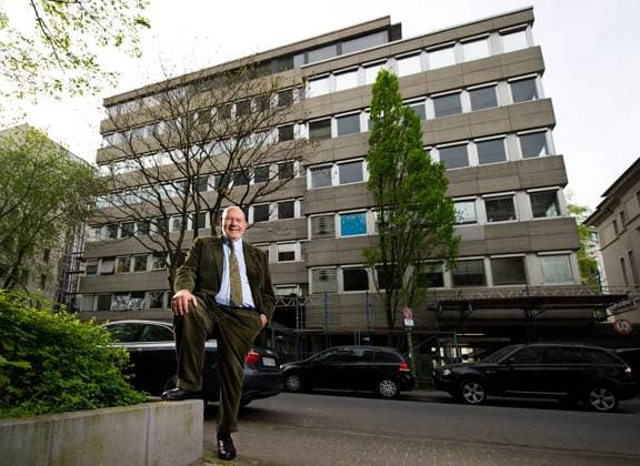WISAG-Gründer Claus Wisser 07.04.2014 Frankfurt WISAG-Gründer Claus Wisser vor dem Gebäude in der Strasse Niedenau 25 in den er seine berufliche Karriere begann. Hier soll ein exklusives neues Wohnhaus entstehen. Frankfurt Frankfurt Hessen Germany *** WISAG founder Claus Wisser 07 04 2014 Frankfurt WISAG founder Claus Wisser in front of the building at 25 Niedenau Street where he began his professional career An exclusive new residential building is to be built here Frankfurt Frankfurt Hesse Germany