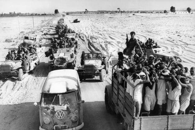 SEKLET-KRIG OCH KONFLIKTER-60 Sexdagarskriget mellan Israel och Förenade Arabrepubliken pabörjas den 5 juni 1967 och avslutas den 10 juni efter exakt 132 timmar och 30 minuter. Bilden visar ett israelsiskt förband och en lastbil med arabiska fangar. ** F-BILD ** x450x *** SECRET WAR AND CONFLICT 60 The Six-Day War between Israel and the United Arab Republic begins on June 5, 1967 and ends on June 10 after exactly 132 hours and 30 minutes The picture shows an Israeli unit and a truck with Arab prisoners F PICTURE x450x  Copyright: xUPIx SEK60SEXDAGARSKRIGET