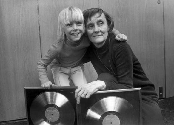 1972-04-04. Barnboksförfattarinnan Astrid Lindgren är välkänd och älskad av barn över hela världen. Hennes populära figur Pippi Langstrump har översatts till omkring 70 sprak. Nyligen hade den första tecknade filmen om Pippi premiär i Stockholm. I november 1997 fyller Astrid Lindgren 90 ar. Bilden: Astrid Lindgren tillsammans med Jan Olsson som spelar Emil i filmatiseringen av hennes bok Emil i Lönneberga vid guldskiveutdelning i Phonograms studio. STOCKHOLM SVERIGE x190x *** 1972 04 04 Childrens author Astrid Lindgren is well known and loved by children all over the world Her popular character Pippi Longstocking has been translated into about 70 languages Recently, the first animated film about Pippi premiered in Stockho  Copyright: xOllexLindeborg TTx EMIL I LÖNNEBERGA