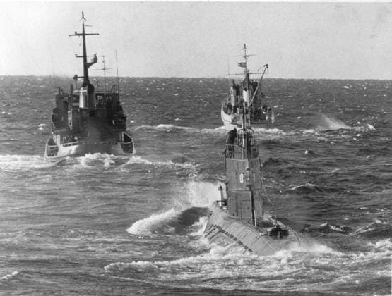 KARLSKRONA 19811106 The Soviet submarine U 137 is released from Gasefjärden KARLSKRONA SWEDEN x1001x  Copyright: xJanxCollsiööx U 137 PA GRUND 1981