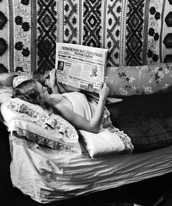 ARKIV 1932 Kvinna läser Stockholms-Tidningen. Woman reads the newspaper Stockholms-Tidningen. Stockholm Sverige x1900x *** ARKIV 1932 Woman reads the newspaper Stockholms Tidningen Woman reads the newspaper Stockholms Tidningen Stockholm Sweden x1900x  Copyright: xTTxHISTORICALx TIDNINGSLÄSARE