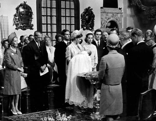 DANMARK KÖPENHAMN 1968-06-24. Kronprins Frederik AndrÃ Henrik Christian döps i Holmens Kyrka i Köpenhamn, Danmark. Fr.v. Drottning Ingrid och kung Frederik av Danmark, de danska morföräldrarna. Kvinnan i ljus dräkt bakom dem är prinsessan Margaretha av Bourbon-Parma. Bredvid star danska prins Viggo, prins Henrik (barnets far). Prinsessan Margrethe haller i kronprinsen. Gudmor drottning Anne-Maria av Grekland haller i dopmössan. Greve Etienne de Monpezat, prins Henriks yngre bror. Greve AndrÃ de Montpezat (barnets franske farfar), prins Georg av Danmark, Baron de Watteville-Berckheim. Med ryggen mot kameran syns prins Henriks syster Katherine, prins Richard zu Sayn-Wittgenstein Berleburg med hustrun prinsessan Benedikte av Danma  Copyright: xPressensxBild TTx KUNGLIGT DOP - KRONPRINS FREDERIK