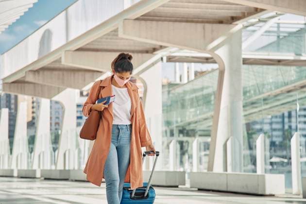 IMAGO Creative, Gesellschaft, Leisure Sickness woman with medical mask walking with her luggage airport during pandemic woman with medical mask walking with her luggage airport during pandemic Copyright: xZoonar.com OleksandrxLatkunx 18767309 ,model released, Symbolfoto ,property released