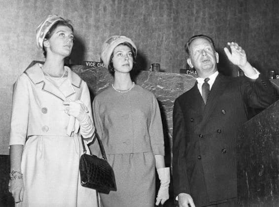 NEW YORK 19601112 Princesses Birgitta (left) and Daisy visit the UN Palace in New York and are seen here with Dag Hammarskjöld, UN Secretary-General New York USA x194x  Copyright: xPrB TTx HAGAPRINSESSORNA BESÖKER USA