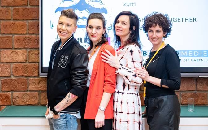 News Themen der Woche KW08 News Bilder des Tages 20230221 PG anl. Konzert - WEARE - Starke Stimmen starke Frauen - anl. Internationaler Frauentag am 08.03 WIEN, OESTERREICH - 21. FEBRUAR: Organisatorin und Singer-Songwriterin Virginia -Gini- Ernst mit usikkabarettistinnen Veronika, Katharina, Christine Schicho alias The Schick Sistersnach dem Pressegespraech vor dem Konzert -WEARE - Starke Stimmen, starke Frauen- anlaesslich des heurigen Internationalen Frauentages am 08.03.2023 im Globe Wien in den Rauemlichkeiten von Bauer Medien Produktions- und Handels- GmbH am 21. Februar 2023 in Wien, Oesterreich. 230221_SEPA_17_036 Copyright: xIsabellexOuvrardx SEPAxMedia