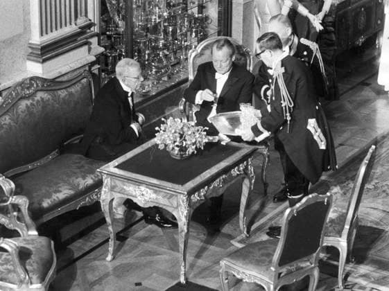 FILE SWEDEN NOBEL 1971. PEACE PRIZE WINNER WILLY BRANDT talking to the swedish King Gustaf VI Adolf. PB-KOD:194 x194x *** FILE SWEDEN NOBEL 1971 PEACE PRIZE WINNER WILLY BRANDT talking to the swedish King Gustaf VI Adolf PB KOD 194 x194x  Copyright: xPRESSENSxBILDx WILLY BRANDT