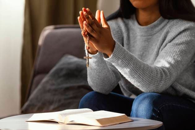 religious woman praying with rosary beads religious woman praying with rosary beads Copyright: xZoonar.com OleksandrxLatkunx 18840149 ,model released, Symbolfoto ,property released
