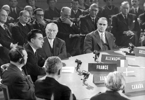 PARIS 1957-12-18 Atlantpaktsmöte (NATO) i Paris. Franske konseljpresidenten Felix Gaillard (t.v.) i mörk kostym, haller inledningsanförandet da NATO-konferensen öppnande. Närmast honom ser vi den västtyske förbundskanslern Konrad Adenauer och den grekiske premiärministern Konstantinos Karamanlis (t.h.). FRANKRIKE Atlantpaktsmöte x20360x *** PARIS 1957 12 18 NATO Atlantic Pact meeting in Paris French Consul General Felix Gaillard, left, in a dark suit, gives the opening speech as the NATO conference opens Next to him are West German Chancellor Konrad Adenauer and Greek Prime Minister Konstantinos Karamanlis, right, FRANCE Atlantic Pact meeting x20360x  Copyright: xTTx ATLANTPAKTSMÖTET 1957