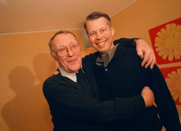Arkiv 990322 - Ingvar Kamprad, grundare av och koncernchef för möbelkedjan IKEA, avgar som koncernchef. Han efterträds av 42-arige Anders Dalvig. Foto Hans Runesson Code: 200 COPYRIGHT SCANPIX SWEDEN STOCKHOLM SVERIGE x200x *** Archive 990322 Ingvar Kamprad, founder and CEO of furniture chain IKEA, resigns as CEO He is succeeded by 42-year-old Anders Dalvig Photo Hans Runesson Code 200 COPYRIGHT SCANPIX SWEDEN STOCKHOLM SWEDEN x200x  Copyright: xHansxRunessonx