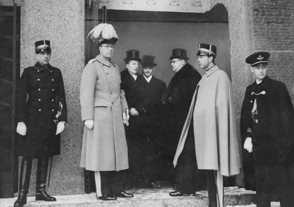ARKIV STOCKHOLM 1940 Crown Prince Gustaf Adolf two from left, Foreign Minister Christian Günther, Prime Minister Nils Quensel, Eljas Erkko, Finnish Chargé dAffaires in Stockholm, Prince Gustaf Adolf, and to the far right Stig Wennerström, Adjutant to Prince Gustaf Adolf Stockholm Sweden x194x  Copyright: xPrBx xTTx x STIG WENNERSTRÖM
