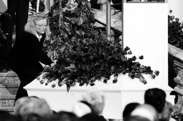 STOCKHOLM 860315 : SSU-ordföranden Anna Lindh talar vid Olof Palmes begravning den 15 mars 1986. STOCKHOLM SVERIGE x1001x *** STOCKHOLM 860315 SSU President Anna Lindh speaks at Olof Palmes funeral on 15 March 1986 STOCKHOLM SWEDEN x1001x  Copyright: xJanxCollsiöö TTx OLOF PALMES BEGRAVNING