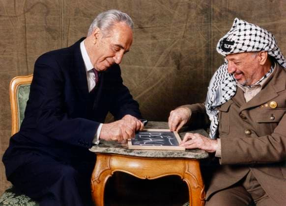 STOCKHOLM 1994-12-12 Israeli Foreign Minister Shimon Peres (L) and Yasser Arafat (R) the leader of the Palestine Liberation Organisation (PLO) writing the word peace , in their respective languages, onto a blackboard during a photo session in Stockholm, Sweden, December 12, 1994, two days after they received the Nobel Peace Prize together with Israeli Prime Minister Yitzhak Rabin (not in picture) in Oslo Norway on December 10, 1994. Stockholm Sweden x1029x *** STOCKHOLM 1994 12 12 Israeli Foreign Minister Shimon Peres L and Yasser Arafat R the leader of the Palestine Liberation Organisation PLO writing the word peace , in their respective languages, onto a blackboard during a photo session in Stockholm, Sweden, December 12, 1994, two day  Copyright: xClaesxLoefgren TTxNewsxAgencyx NOBEL PEACE PRIZE 1994 PERES ARAFAT