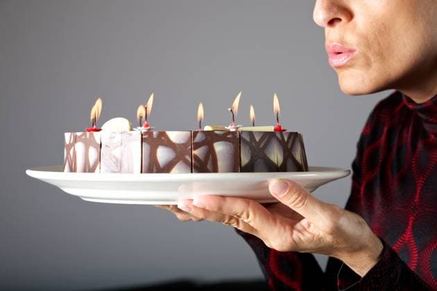 adult woman hands holding a chocolate cake Copyright: xInigoxQuintanillax xDesignxPicsx , 31949431 Copyright: InigoxQuintanillax xDesignxPics 31949431