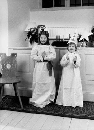 ARKIV omkring 1985 - Lussefirande pa Stockholms slott. Victoria som Lucia med stjärngossen Carl Philip STOCKHOLM Sverige x1008x *** ARCHIVE around 1985 Victoria as Lucia with Carl Philip, the star boy STOCKHOLM Sweden x1008x  Copyright: xANDERSxHOLMSTRÖMx VICTORIA OCH CARL PHILIP