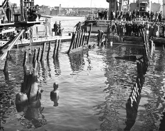 STOCKHOLM 1961 04 25 When the royal ship Vasa set out on her maiden voyage on 10 August 1628, she sailed no further than 800 metres before a gust of wind in the sails sank her In 1956, private researcher Anders FranzÃ n rediscovers the ship and in 1961 the ship is seen above the water for the first time in three hundred years STOCKHOLM SWEDEN PB KOD 190 x190x  Copyright: xPressensxBild TTx REGALSKEPPET VASA BÄRGAS