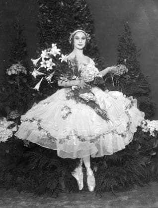 STOCKHOLM 1919-05. Den ryska ballerinan Anna Pavlova nadde världsrykte som en av seklets största dansare. Tillsammans med bl a den likaledes världsberömde dansaren Vaslav Nijinski tillhörde de impressarion Sergej Diaghilevs kända balettkompani Ryska baletten. Här ses hon under sitt besök i Stockholm i maj 1919. Pavlova dog den 23 januari 1931. STOCKHOLM SVERIGE PB-KOD: 190 x190x *** STOCKHOLM 1919 05 The Russian ballerina Anna Pavlova became world famous as one of the greatest dancers of the century.Together with the equally world famous dancer Vaslav Nijinsky, they belonged to Sergei Diaghilevs famous ballet company, the Russian Ballet.Here she is seen during her visit to Stockholm in May 1919 Pavlova died on 23 January 1931 STOC  Copyright: xPressensxBild TTx ANNA PAVLOVA