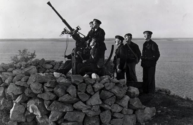 ARKIV 1939. Svenskt kustbatteri övar luftskydd i inledningen av andra världskriget nagonstans vid kusten. SVERIGE PB-KOD: x190x *** ARCHIVE 1939 Swedish coastal battery practising air defence at the beginning of World War II somewhere on the coast SWEDEN PB KOD x190x  Copyright: xPressensxBild TTx ANDRA VÄRLDSKRIGET