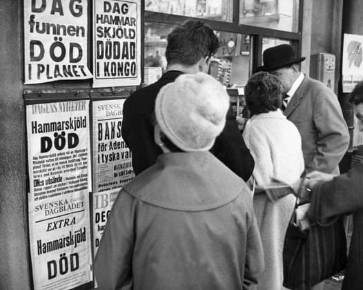 Stockholm 1961-09-17 Nyheten att den svenske FN-chefen Dag Hammarskjöld har omkommit i en flygolycka i Afrika far människor att stanna till framför tidningskiosken med de färska löpsedlarna. Hammarskjöld är pa väg till ett medlingsuppdrag i Ndola i Nordrhodesia, när hans plan störtar den 17 september 1961. Misstankarna att planet skjutits ned dementeras senare av en internationell haverikommission. SVERIGE PB-KOD: 190 Janne Lundgren x190x *** Stockholm 1961 09 17 The news that Swedish UN chief Dag Hammarskjöld has died in a plane crash in Africa causes people to stop in front of the newspaper kiosk with the fresh headlines Hammarskjöld is on his way to a mediation mission in Ndola in Northern Rhodesia, when his plane cra  Copyright: xPRESSENSxBILDx DAG HAMMARSKJÖLD DÖD
