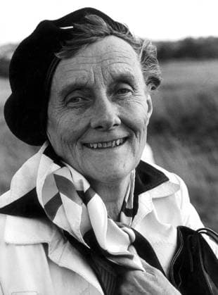 SCANPIX SWEDEN, 1980-06-17. Författarinnan Astrid Lindgren. Utomhus i scarf och basker. kultur x20360x *** SCANPIX SWEDEN, 1980 06 17 Author Astrid Lindgren Outdoors in scarf and beret culture x20360x  Copyright: xTTx 20360