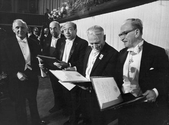 STOCKHOLM 1971-12-10. The five Nobel prize winners with their awards after the ceremony in Stockholm Friday, Dec. 10, 1971: From left Simon Kuznets, USA, economics; Pablo Neruda, Chile, literature; Earl Sutherland, USA, medicine; Gerhard Herzberg, Canada, chemistry and Dennis Gabor, England, physics. STOCKHOLM SVERIGE x190x *** STOCKHOLM 1971 12 10 The five Nobel prize winners with their awards after the ceremony in Stockholm Friday, Dec 10, 1971 From left Simon Kuznets, USA, economics Pablo Neruda, Chile, literature Earl Sutherland, USA, medicine Gerhard Herzberg, Canada, chemistry and Dennis Gabor, England, physics STOCKHOLM SVERIGE x190x  Copyright: xOllexLindeborg TTx NOBEL 1971 FILADELFIAKYRKAN