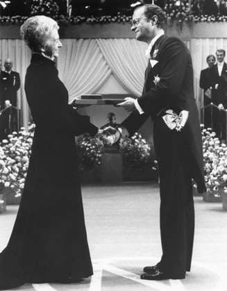 STOCKHOLM 19861210 File Sweden Nobel 1986. Medicine laureate Rita Levi-Montalcini, Italy receives her prize from the hands of his majesty King Carl XVI Gustaf of Sweden. Levi-Motalcini shares the prize with Stanley Cohen, USA. On April 22, 2009, she will become the first ever Nobel Laureate to reach the age of 100. STOCKHOLM SWEDEN x50020x *** STOCKHOLM 19861210 File Sweden Nobel 1986 Medicine laureate Rita Levi Montalcini, Italy receives her prize from the hands of his majesty King Carl XVI Gustaf of Sweden Levi Motalcini shares the prize with Stanley Cohen, USA On April 22, 2009, she will become the first ever Nobel Laureate to reach the age of 100 STOCKHOLM SWEDEN x50020x  Copyright: xLeifxRxJanssonx xTTx x Nobel 1986 - Rita Levi-Montalcini